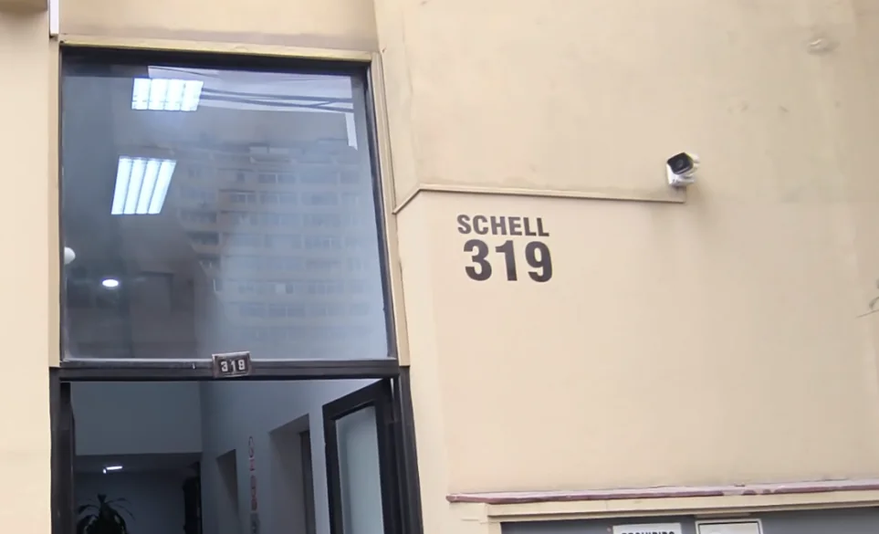 Entrada del edificio de Calle Schell 319, con el número pintado en la pared